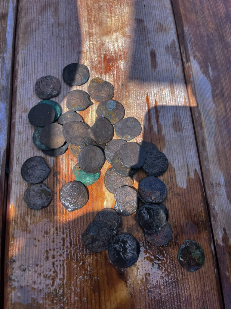 Monete in bronzo recuperate nei fondali di Levanzo photo SDSS